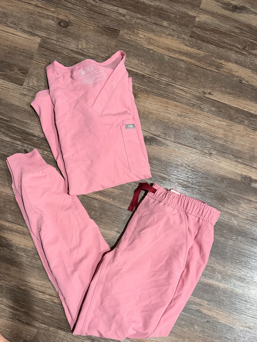 Figs Men’s Pink joggers & V-Neck Top Scrub Set